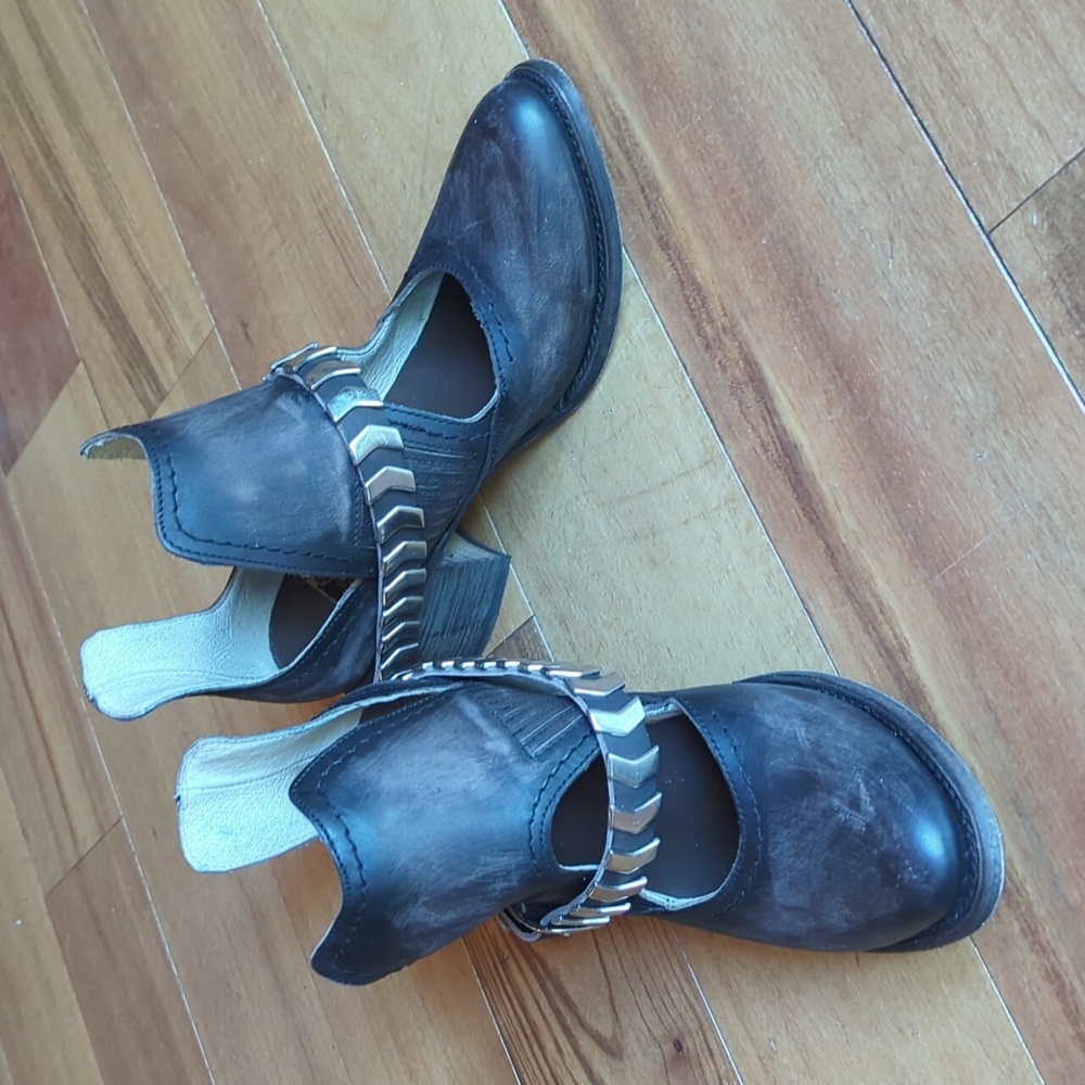 Freebird by Steve Blade booties distressed Black Brown az 8 runs half size big